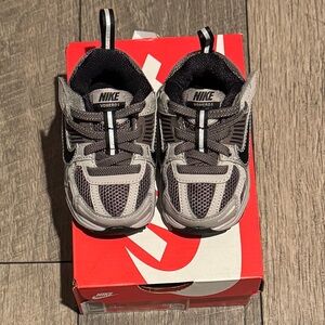 Nike Kids Vomero Black and Gray Sneakers